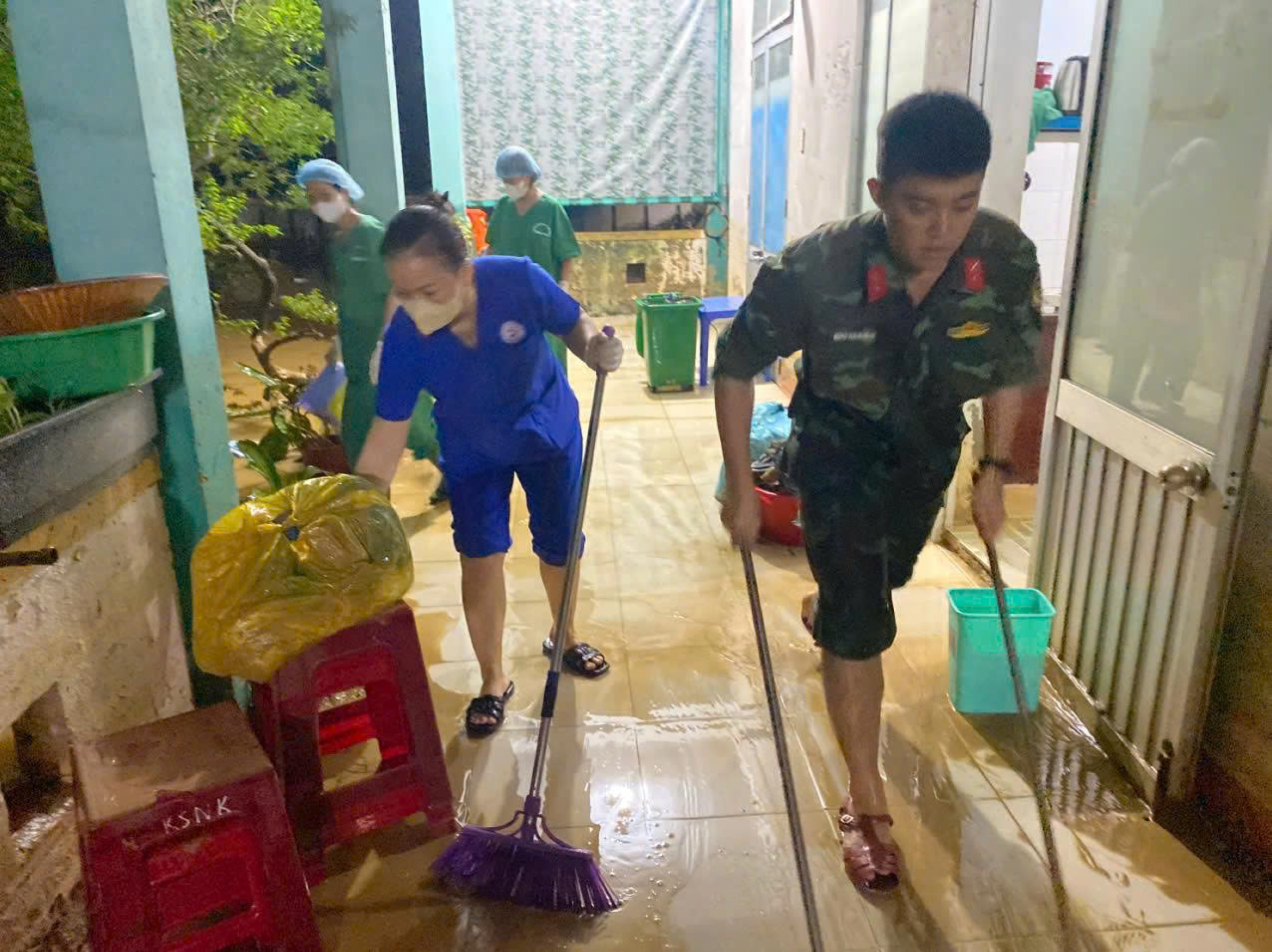部队奉命夜间行军至岘港两大医院清理淤泥